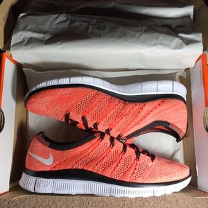 Men’s 9.5 NIKE FREE FLYKNIT HOT LAVA